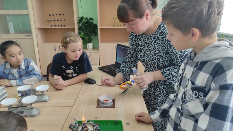 Экскурсия учащихся начальных классов в кабинет химии