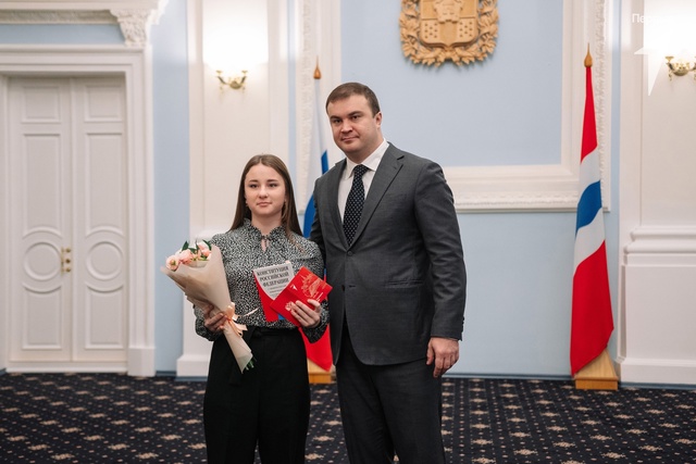 В ДЕНЬ КОНСТИТУЦИИ ГУБЕРНАТОР ВИТАЛИЙ ХОЦЕНКО ВРУЧИЛ ПАСПОРТА ЮНЫМ НАЗЫВАЕВЦАМ.